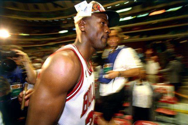 巴黎vs拜仁球迷挂出横幅：滚蛋，财阀纳赛尔！